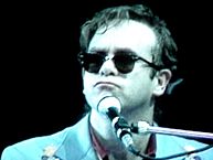 Archivo:Elton John in 1980s