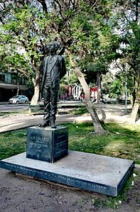 Estatua José Martí en Parque Portales
