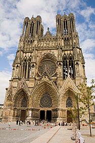 Archivo:Facade de la Cathédrale de Reims - Parvis
