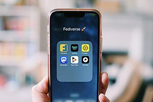 Archivo:Fediverse smartphone apps (photo by Elena Rossini)