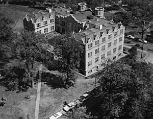 Archivo:Furman Hall at Vanderbilt University