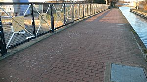 Archivo:Grand Union Canal Paddington Branch over North Circular
