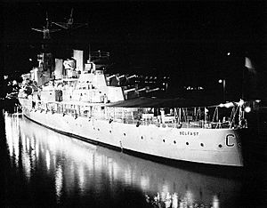 Archivo:HMS Belfast (C35) at Pearl Harbor in 1962