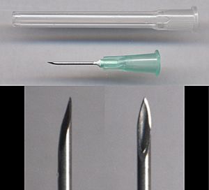 Archivo:Hypodermic needle with needle cap 2