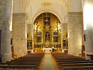 Archivo:Interior del templo y retablo