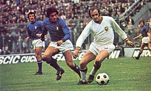 Archivo:Italy v Belgium (Milan, 1972) Causio v Dockx
