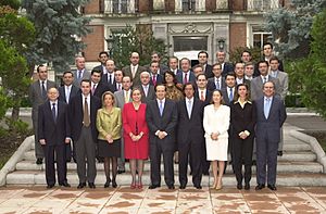 Archivo:Juan José Lucas Jiménez junto a los integrantes de la Comisión General de secretarios de Estado y subsecretarios. Pool Moncloa. 17 de octubre de 2001