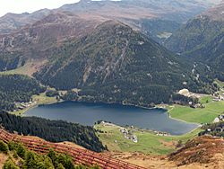 Archivo:Lake Davos and Seehorn, picture taken from Dorfberg above Davos