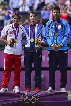 Archivo:Medal-ceremony-mens-singles-tennis-london-olympics