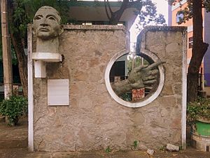 Archivo:Monumento a Roque Dalton