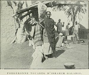 Archivo:Mujer de la casta de artesanos forjadores de los tuareg, de Ibrahim Galadio. Zona ribereña del Níger 1896
