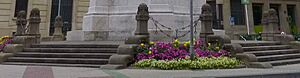 Archivo:Pamplona - Monumento a los Fueros 13 (escalinatas)