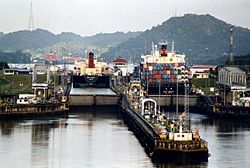 Archivo:Panama Canal Miraflores Locks