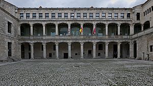 Archivo:Patio de Armas del Castillo de los Duques de Alburquerque (Cuéllar)