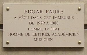 Archivo:Plaque Edgar Faure, 134 rue de Grenelle, Paris 7