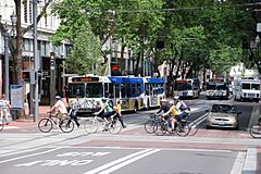 Archivo:Portland Transit Mall with cyclists crossing