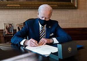 Archivo:President Joe Biden signs H.R. 335