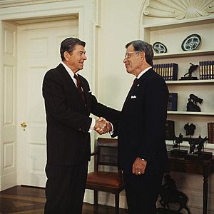 Archivo:President Ronald Reagan, in the Oval Office, shaking hands with Republican Senator Jeremiah Denton of Alabama