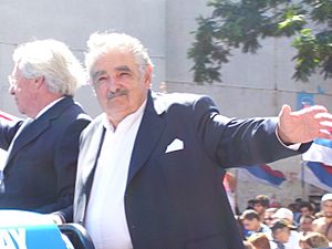 Archivo:Presidente Mujica Saludando 2010