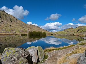 Archivo:Reflejos en la Laguna Grande de Gredos