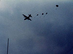 Archivo:SAS Parachute down to HMS Cardiff