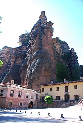 Santuario de la Virgen de la Hoz, al oeste de la localidad, en el denominado barranco de la Hoz del río Gallo.