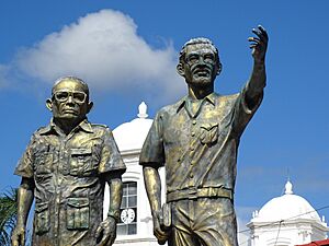 Archivo:Sculptures of FSLN Founders Tomas Borge and Carlos Fonseca - Matagalpa - Nicaragua (31672143316)