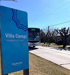 Archivo:Señalización que marca el inicio del barrio de Villa Campi en el pueblo de La Emilia