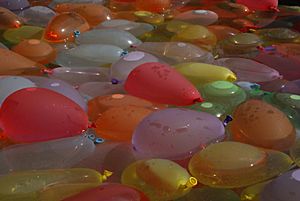 Archivo:Sea of water balloons by Slaunger 2009-06-26