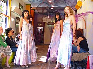 Archivo:Silk Dresses by David Shankbone