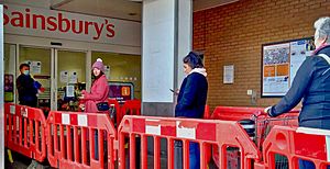 Archivo:Social distancing queueing for the supermarket J. Sainsbury's north London Coronavirus Covid 19 pandemic - 30 March 2020