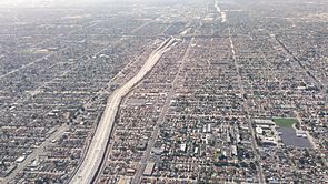 Archivo:South-Los-Angeles-110-and-105-freeways-Aerial-view-from-north-August-2014
