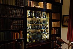 Archivo:Study, second part, books and antiquities, Freud Museum London, 18M0150