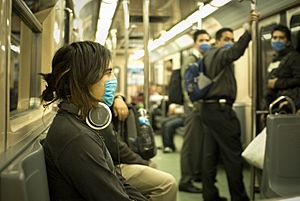 Archivo:Swine Flu Masked Train Passengers in Mexico City