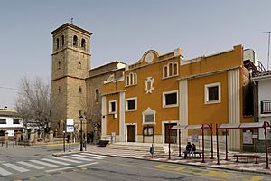 Archivo:Teatro Cervantes e Iglesia Parroquial, Villatobas