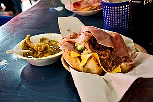 Archivo:Torta de la Barda en Tampico con chicharron en salsa verde