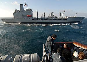 Archivo:US Navy 110623-N-ZI300-025 Lt. Cmdr. Robert Speight, executive officer of the guided-missile frigate USS Boone (FFG 28), passes orders as the Chile