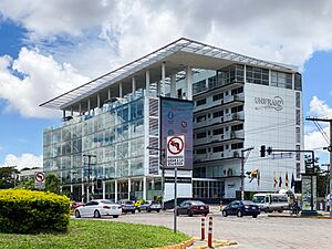 Archivo:Universidad Franz Tamayo, Santa Cruz de la Sierra
