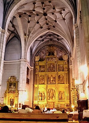 Archivo:Valladolid (España). Interior de la iglesia de La Magdalena