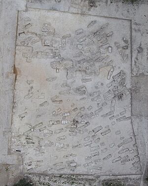 Archivo:Vista aerea necropolis2