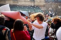 Archivo:Warsaw Pillow Fight 2010 (4488607206)