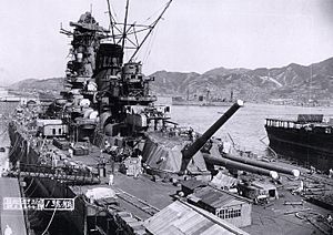 Archivo:Yamato battleship under fitting-out works