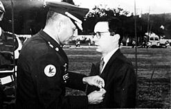 Archivo:Álvaro Uribe Vélez condecoración gobernador Antioquia