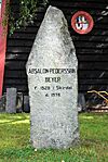 Archivo:Absalon Pedersson Beyer stone, Vangen kirke, Aurland, July 2009