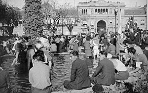 Archivo:Archivo General de la Nación Argentina 1945 Buenos Aires Plaza de Mayo el 17 de octubre, pies en el agua