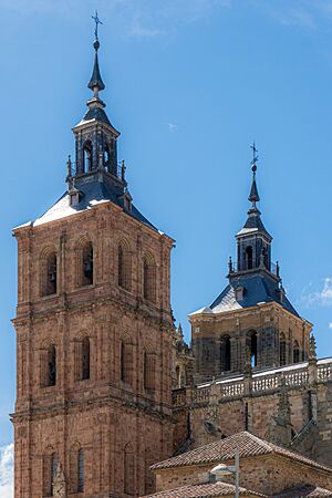 Archivo:Astorga Cathedral 2021 - towers