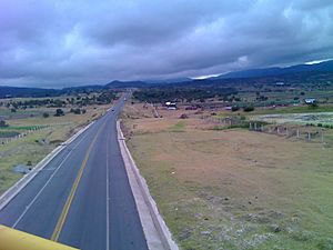 Archivo:Autopista Tlaxco-Chignahuapan. Chignahuapan, Pue. - panoramio