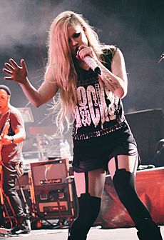 Archivo:Avril Lavigne in Brasilia - 2014 - 2 (cropped)