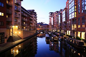 Archivo:Birmingham canalside apartments at dusk