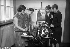 Archivo:Bundesarchiv Bild 102-00700, Frauen an einer Strickmaschine